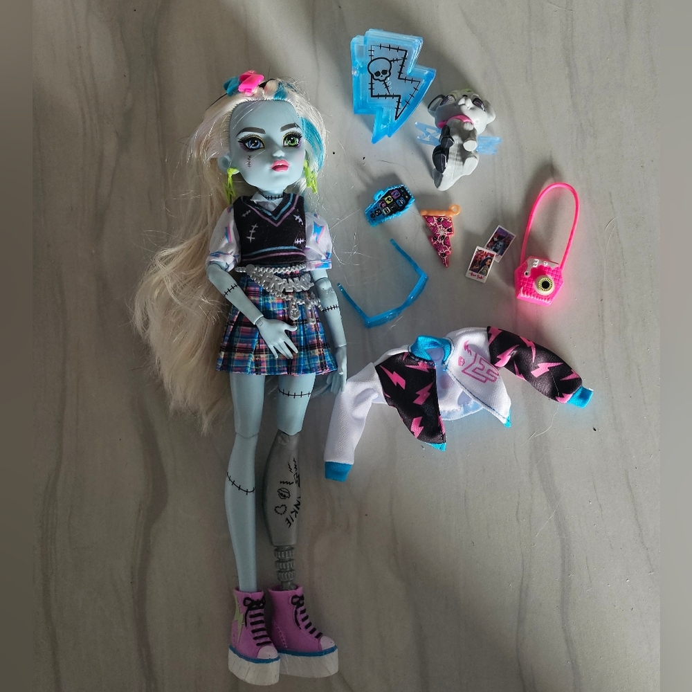 COMPLETE Monster High Frankie Stein Basic First Wave Doll